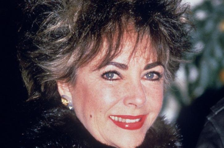 Corpo de Elizabeth Taylor &eacute; sepultado nos EUA