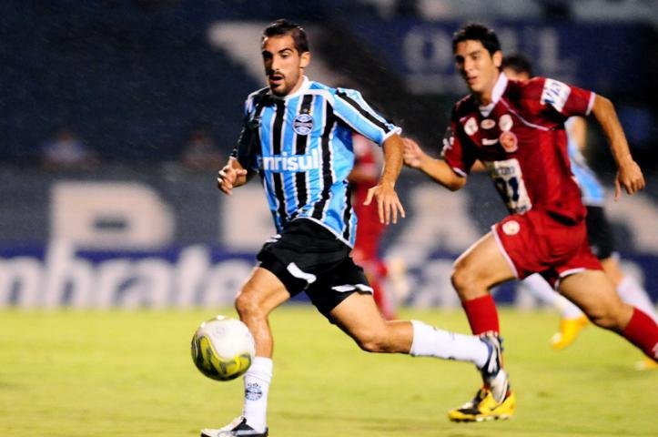 Gr&ecirc;mio goleia Inter-SM  com facilidade no Ol&iacute;mpico