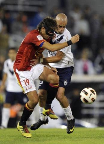Velez derrota Uni&oacute;n Espa&ntilde;ola e segue vivo na Libertadores