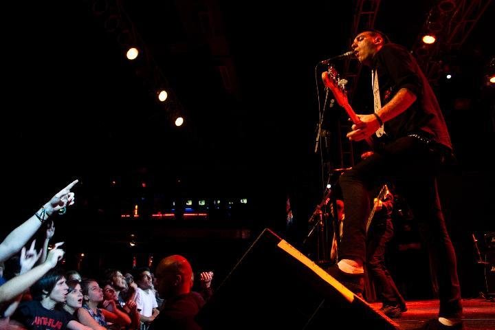 Banda tocou seu punk rock de protesto no Opini&atilde;o
