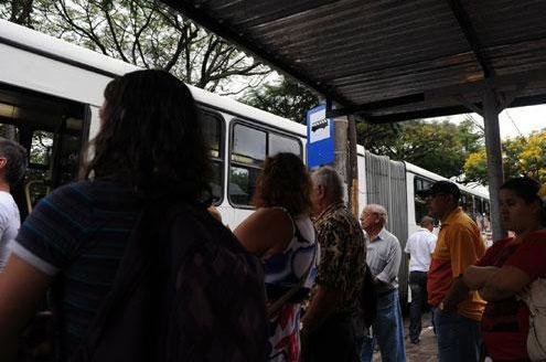 Usu&aacute;rios convivem com ve&iacute;culos lotados e longas filas