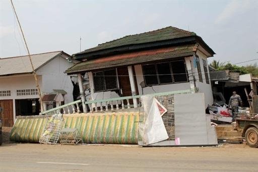 Um homem passa atrav&eacute;s dos escombros de uma casa parcialmente destru&iacute;da na zona nordeste de Mianmar