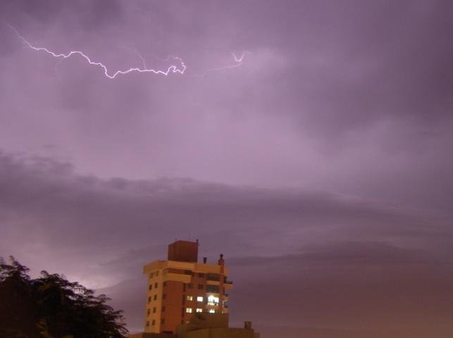 Raios iluminaram o c&eacute;u de Passo Fundo hoje