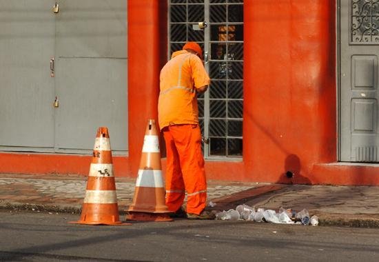 Ap&oacute;s temporal, ruas de Porto Alegre ainda registram pontos de alagamento