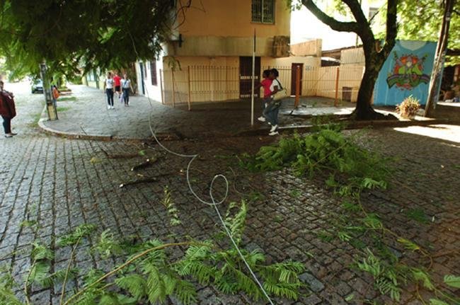 Caminh&atilde;o colide contra &aacute;rvore e derruba fios em Porto Alegre