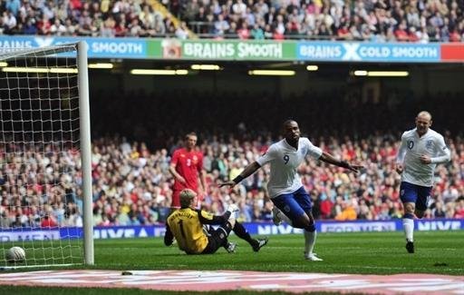 Inglaterra vence o Pa&iacute;s de Gales por 2 a 0