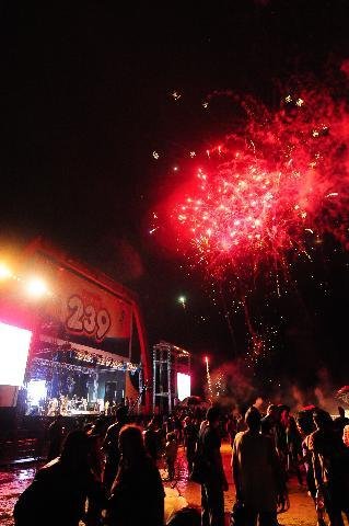 Queima de fogos de cinco minutos encerrou o parab&eacute;ns a Porto Alegre