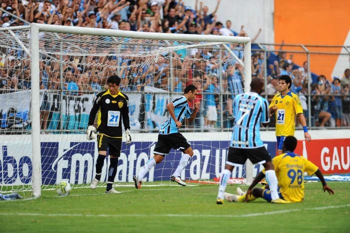 Zagueiro comemora depois de garantir mais tr&ecirc;s pontos ao Gr&ecirc;mio
