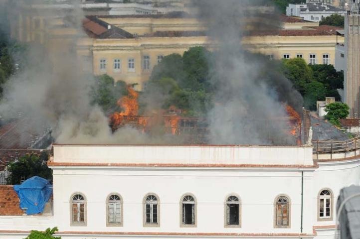 Terceiro andar de pr&eacute;dio da UFRJ desaba por conta de inc&ecirc;ndio