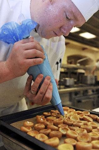 O chef Mark Stewart, prepara uma bandeja de mini pudins