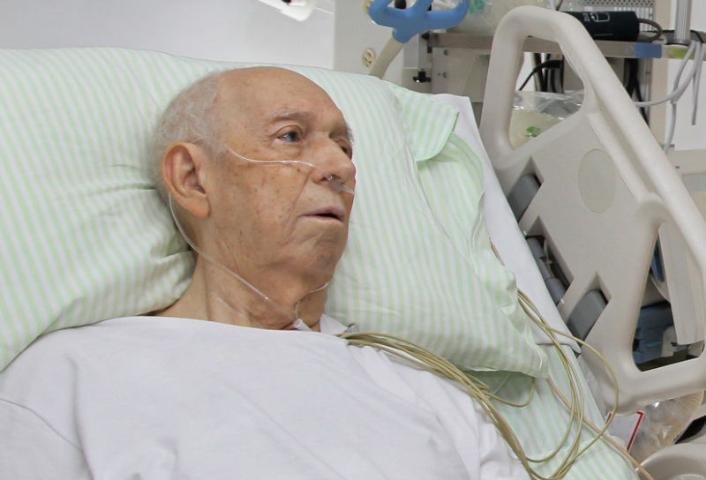 Alencar est&aacute; sedado e &eacute; tratado com medicamentos