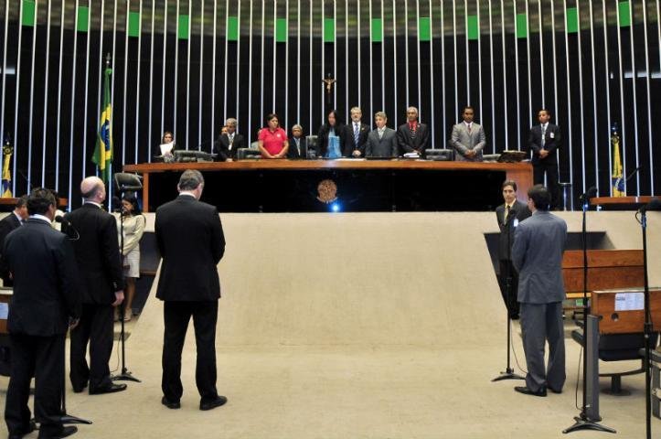 C&acirc;mara suspende vota&ccedil;&otilde;es por uma semana em homenagem a Alencar