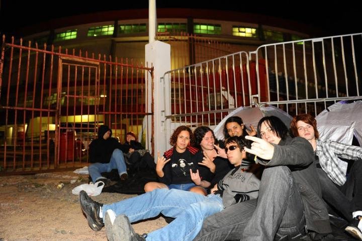 Primeiros f&atilde;s esperam show de Ozzy em frente ao Gigantinho