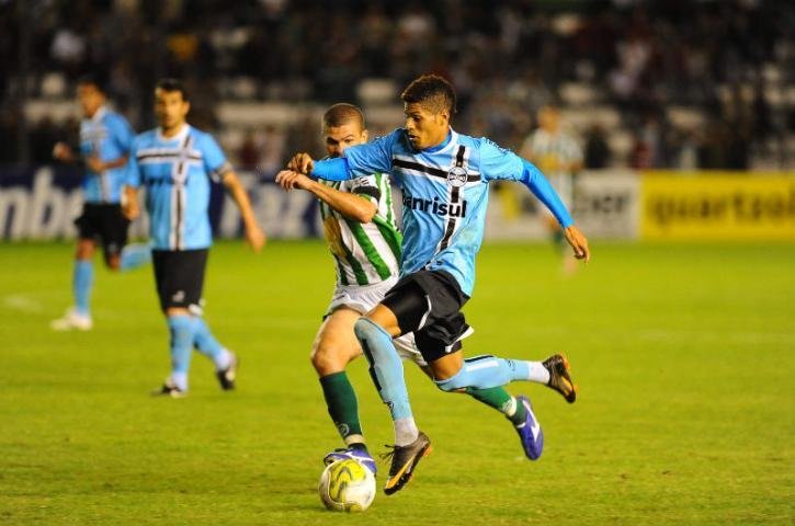 Juventude consegue virada com dez homens contra o Gr&ecirc;mio