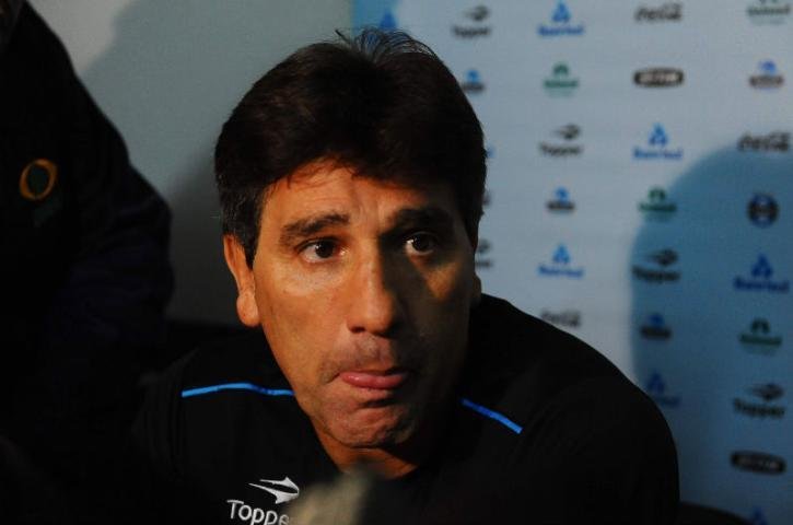  Renato lamenta apag&atilde;o e rasga elogios a Leandro