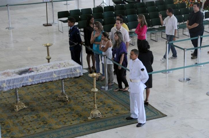 Cerca de 8 mil pessoas prestaram as &uacute;ltimas homenagens a Alencar em Bras&iacute;lia