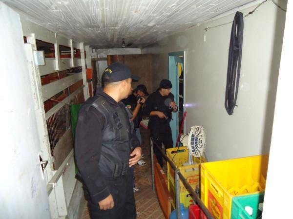 Policiais cumprem mandados no Morro Santa Teresa 