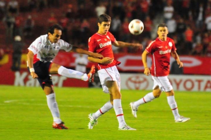 Bol&iacute;var defende continuidade de D&acute;Alessandro e Oscar no time do Inter