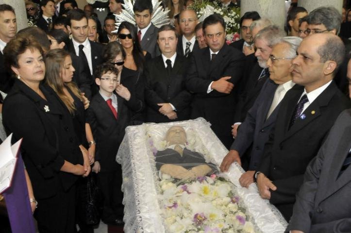 No vel&oacute;rio, Dilma consola bisneta de Alencar