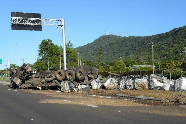 Fepam remove &aacute;cido da BR 101 e descarta riscos ambientais