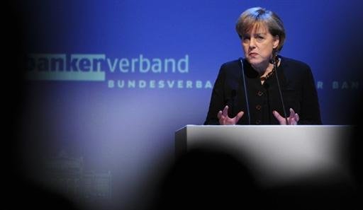 Angela Merkel opera joelho na Alemanha
