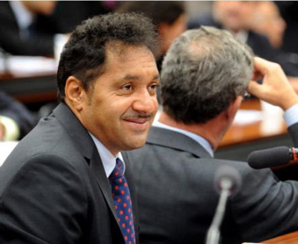 Tiririca emprega os amigos humoristas com sal&aacute;rio de R$ 8 mil