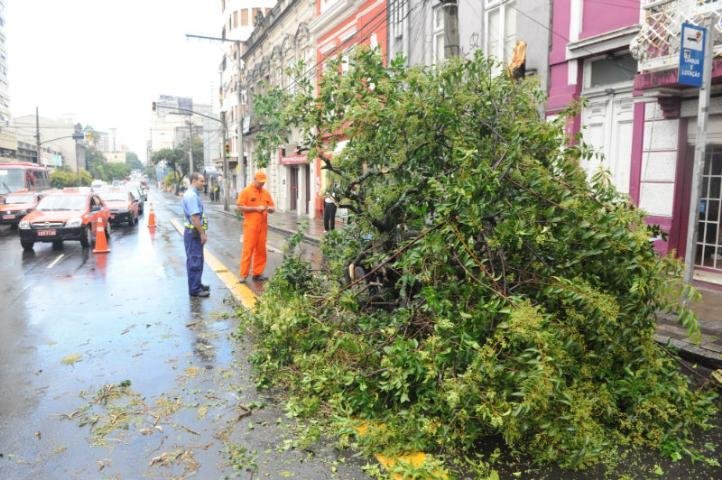 O acidente ocorreu no corredor de &ocirc;nibus no sentido Bairro-Centro