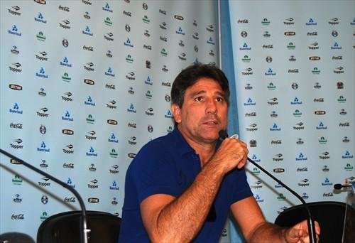 Os jogadores est&atilde;o me secando, brinca Renato sobre Mundial de Futev&ocirc;lei