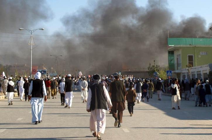 Oito funcion&aacute;rios da entidade e quatro manifestantes morreram em Mazar-i-Sharif