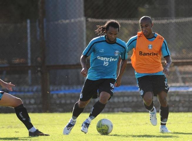Carlos Alberto comemora libera&ccedil;&atilde;o para voltar a jogar no domingo