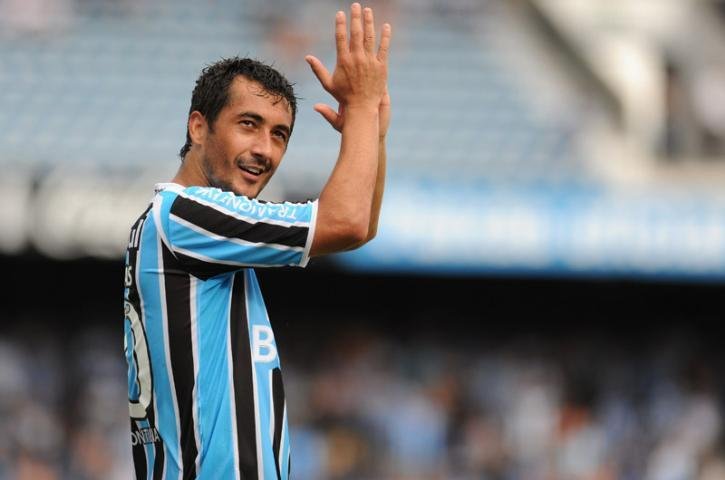 Douglas treina e deve enfrentar o Veran&oacute;polis domingo