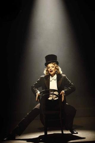 Sylvia Bandeira vive a cantora alem&atilde; em Curitiba