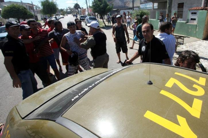 Vizinhos se revoltam e tentam agredir pai do menino de menos de dois meses encontrado morto