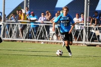 Adilson e Fernando brigam por uma vaga no meio-campo do Gr&ecirc;mio