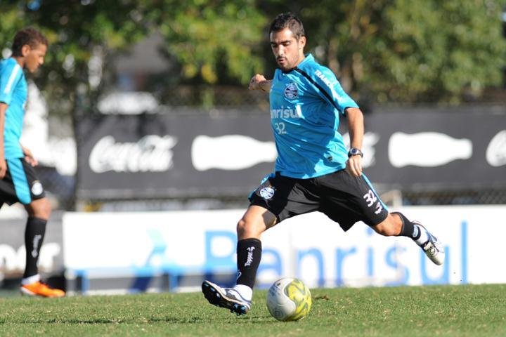 Escudero e Adilson voltam ao treinar normalmente