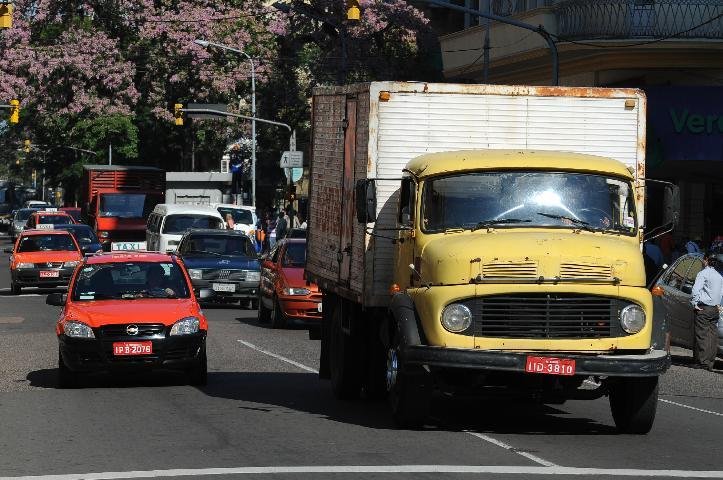 Come&ccedil;a restri&ccedil;&atilde;o ao tr&aacute;fego de caminh&otilde;es no Centro de Porto Alegre