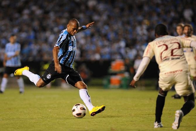 Gabriel pede mais jogo pelo lado direito para ajudar ataque do Gr&ecirc;mio