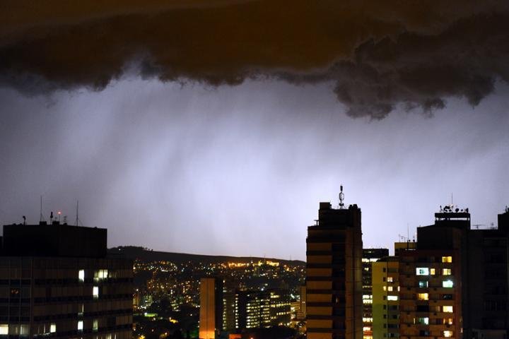 Quase 20 mil ficam sem luz em Porto Alegre devido ao temporal