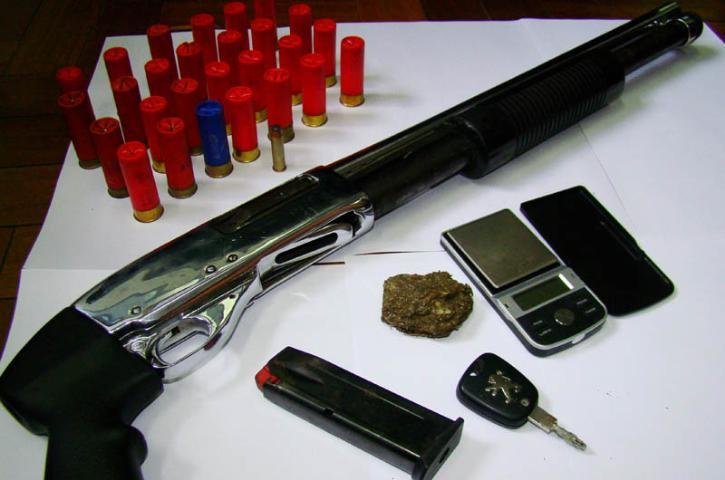 Foram apreendidos uma espingarda calibre .12 com 27 muni&ccedil;&otilde;es, um pente vazio de pistola calibre .380 e um cartucho de rev&oacute;lver 3.57