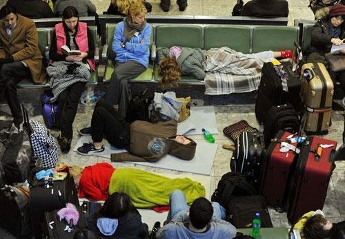 Tumulto e agita&ccedil;&atilde;o no aeroporto de Heathrow durante epis&oacute;dio das cinzas do vulc&atilde;o island&ecirc;s