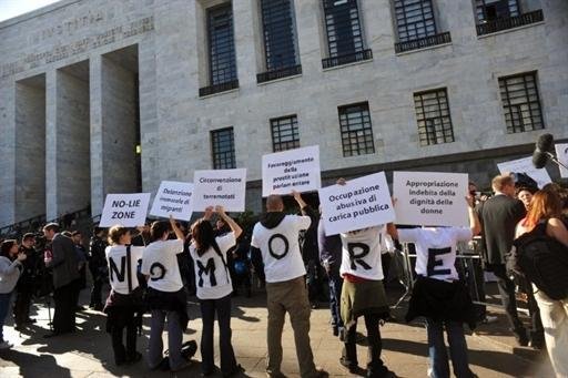 Manifestantes seguram placas e usam camisas escritas  &acute;N&atilde;o mais` na frente de tribunal de justi&ccedil;a de Mil&atilde;o