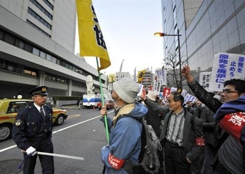 Manifestantes protestam em frente a Tepco contra crise nuclear 