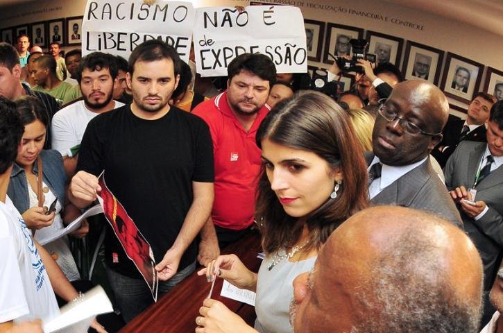 Reuni&atilde;o na C&acirc;mara come&ccedil;a com protestos contra Bolsonaro