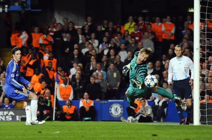 Manchester bate Chelsea e larga em vantagem