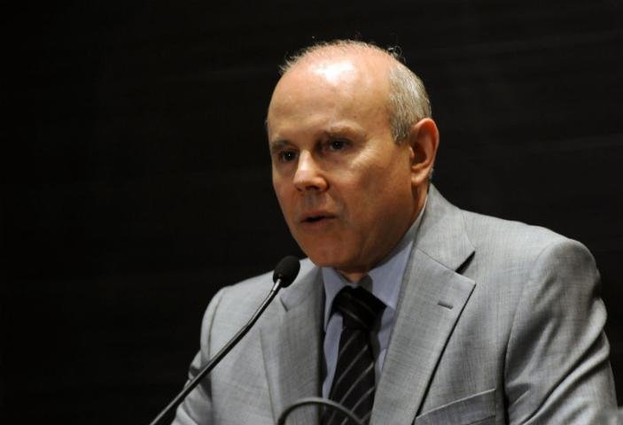 Mantega anuncia aumento de IOF para empresas que tomam cr&eacute;dito no exterior