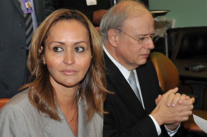 Filha do ex-governador do Distrito Federal foi flagrada recebendo pacote de dinheiro