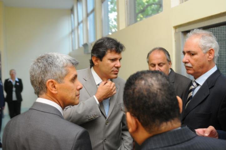 Ministro disse que ficou transtornado ao falar com prefeito do Rio ao saber de trag&eacute;dia em escola 