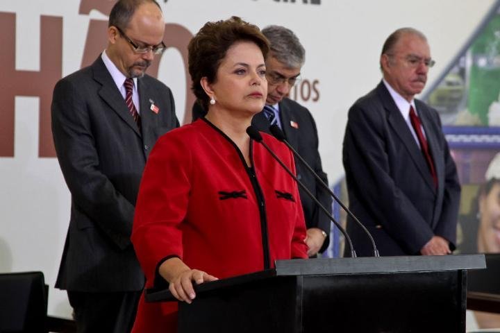 Emocionada, Dilma diz que est&aacute; chocada com ataque no Rio