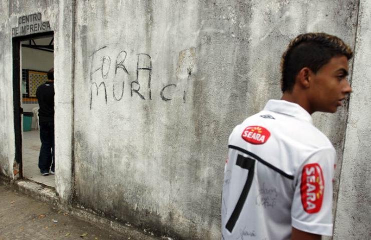 Muricy &eacute; alvo de protesto antes de apresenta&ccedil;&atilde;o no Santos