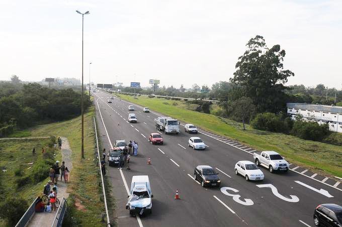 	Irm&atilde;os s&atilde;o atropelados e um morre na freeway